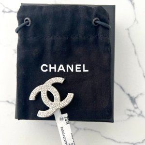 Auth CHANEL silver-tone rhinestones brooch